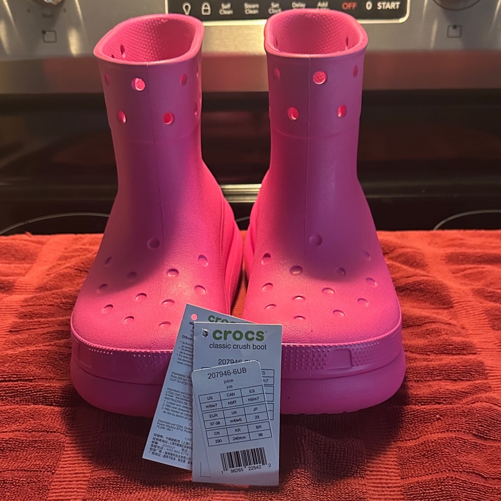 CROCS Women’s 7 Pink Crocs Crush Classic Comfort Rubber Rain Boots - Bright Pink